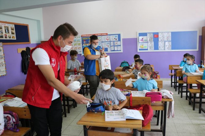 Samsun'da gönüllü gençler köy okulunu boyadı