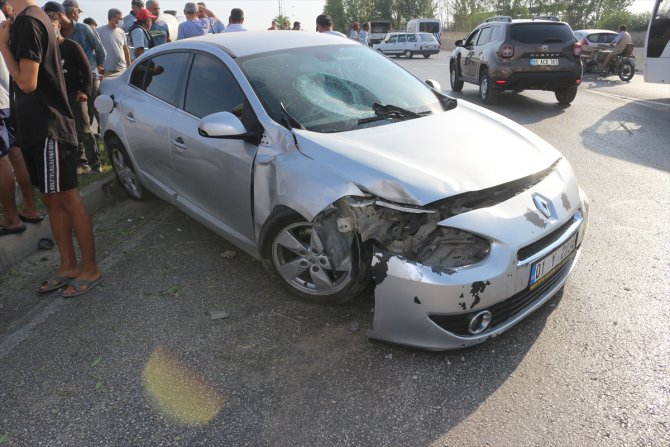 Adana'da otomobil çim biçen işçilere çarptı: 1 ölü, 1 yaralı