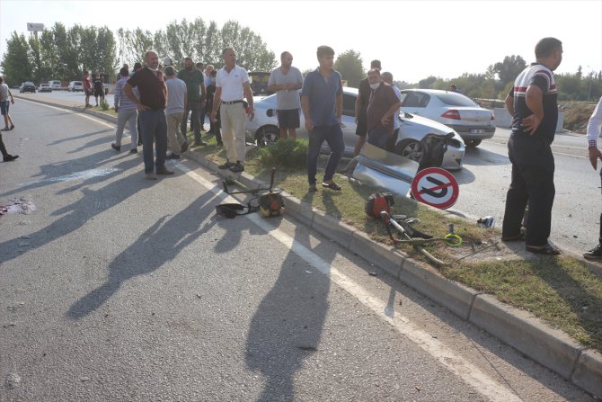 Adana'da otomobil çim biçen işçilere çarptı: 1 ölü, 1 yaralı