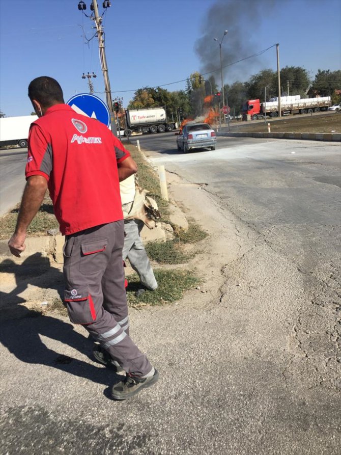 Konya'da yanan otomobilin sürücüsünü benzin istasyonu çalışanı kurtardı