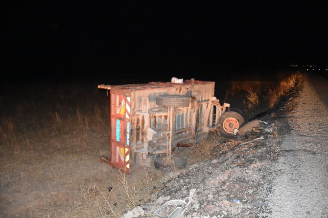 Kars'ta hafif ticari araç traktörün römorkuna çarptı: 2 ölü, 2 yaralı