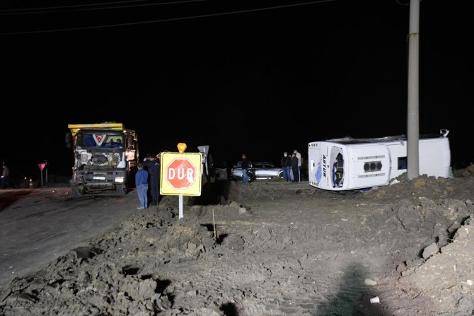 Tekirdağ'da kamyonla işçi servisi çarpıştı: 1 ölü, 14 yaralı