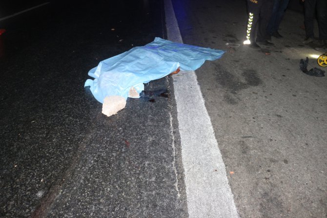 Adana'da otoyolda bir aracın çarptığı yaya yaşamını yitirdi