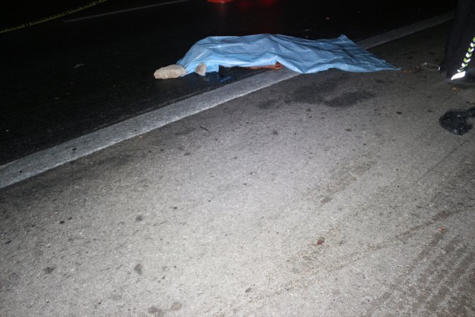 Adana'da otoyolda bir aracın çarptığı yaya yaşamını yitirdi