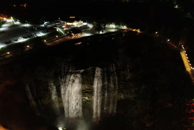 Erzurum'da ışıklandırması yapılan Tortum Şelalesi eşsiz güzelliğe büründü