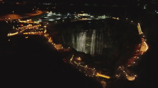 Erzurum'da ışıklandırması yapılan Tortum Şelalesi eşsiz güzelliğe büründü