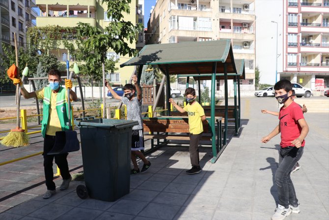 Parkta halay çekerek çalışan temizlik işçisi çevresindekilere neşe saçıyor