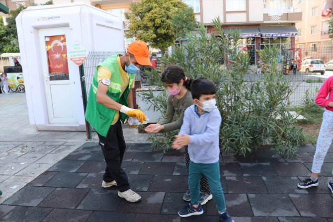 Parkta halay çekerek çalışan temizlik işçisi çevresindekilere neşe saçıyor