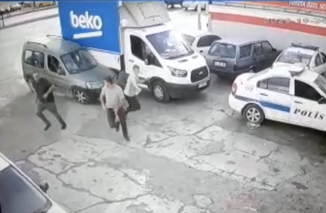 Adana'da 3 kişinin aracın altında kalmaktan son anda kurtulması kameraya yansıdı