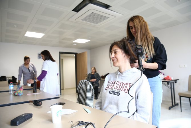 Adana'da gönüllü usta öğreticiler depremzedelere kuaförlük hizmeti veriyor