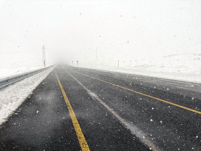 Kars ve Ardahan'da kar etkili oldu