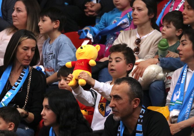 İzmit Belediyesporlu taraftarlar, depremzede çocuklar için sahayı oyuncaklarla doldurdu