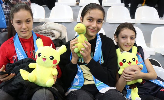 İzmit Belediyesporlu taraftarlar, depremzede çocuklar için sahayı oyuncaklarla doldurdu