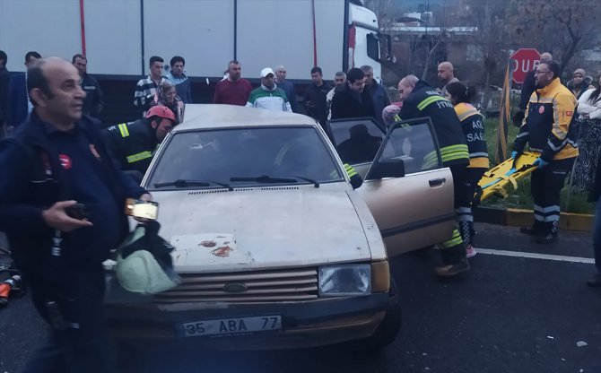 Manisa'da 2 otomobilin çarpışması sonucu 6 kişi yaralandı