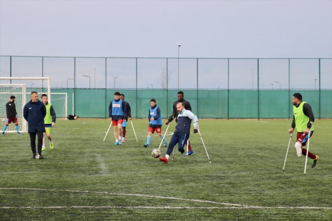 Trafik kazasında bacağını kaybetti, çocukluk tutkusu futbolun peşinden koşarak hayata bağlandı