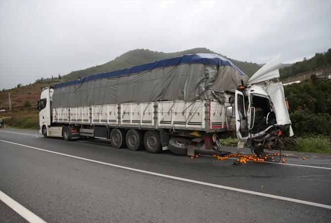 Alanya'da iki tırın karıştığı trafik kazasında bir kişi yaralandı