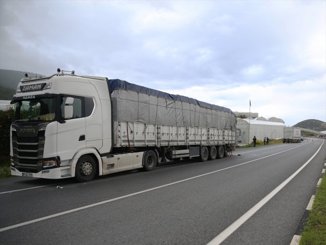 Alanya'da iki tırın karıştığı trafik kazasında bir kişi yaralandı