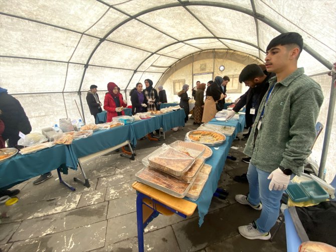 Ardahan'da lise öğrencileri deprem bölgesindeki kardeş okulları için kermes düzenledi