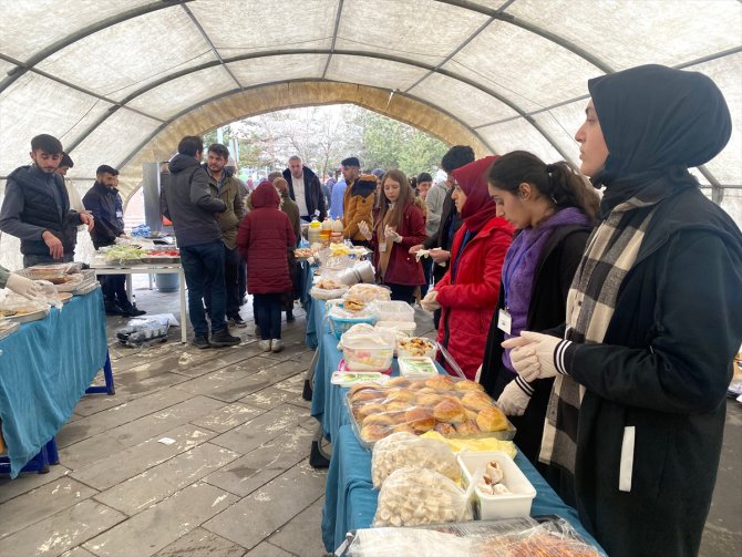 Ardahan'da lise öğrencileri deprem bölgesindeki kardeş okulları için kermes düzenledi