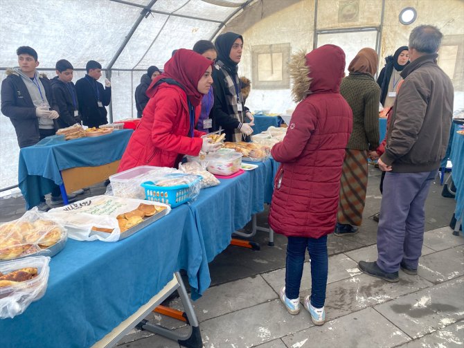 Ardahan'da lise öğrencileri deprem bölgesindeki kardeş okulları için kermes düzenledi