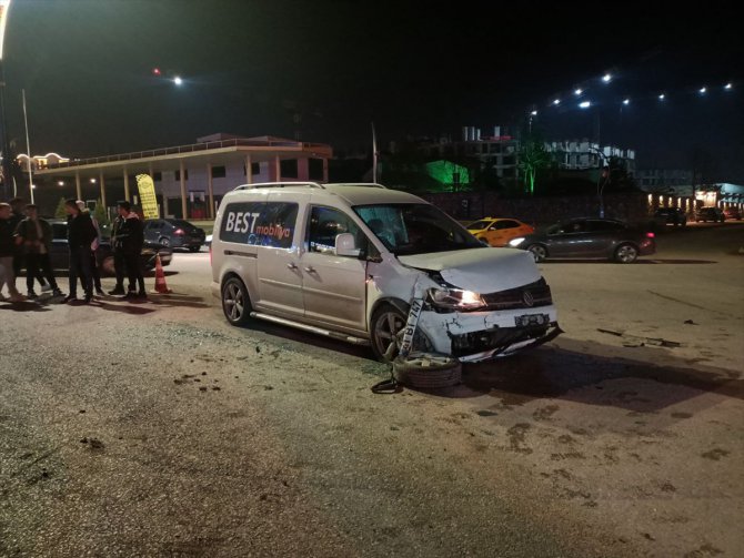 Kocaeli'de hafif ticari araçla otomobilin çarpıştığı kazada 2 depremzede yaralandı