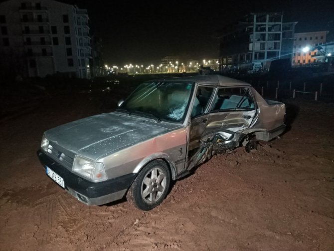 Kocaeli'de hafif ticari araçla otomobilin çarpıştığı kazada 2 depremzede yaralandı