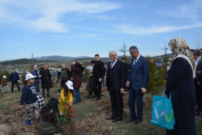 Bolu'da yaşayan depremzedeler, enkazda yitirdiklerinin anısına fidan dikti