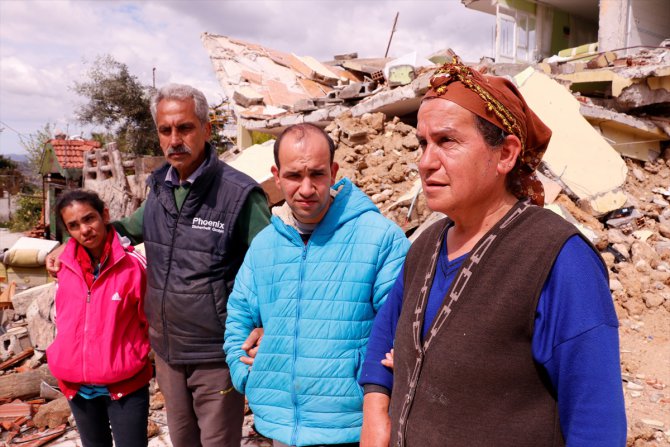 Depremde evleri yıkılan çift, zihinsel engelli çocukları ile çadırda yaşıyor