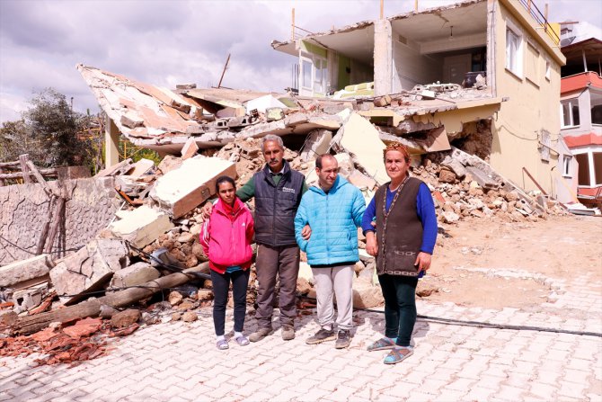 Depremde evleri yıkılan çift, zihinsel engelli çocukları ile çadırda yaşıyor