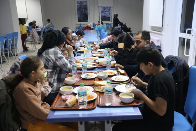 Kırklareli'nde öğrenci yurdunda misafir edilen depremzedeler ilk iftarlarını yaptı