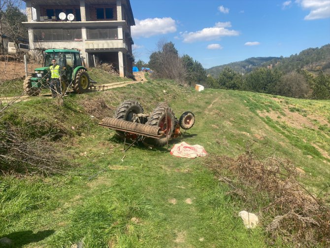 Bolu'da devrilen traktörün altında kalan sürücü öldü