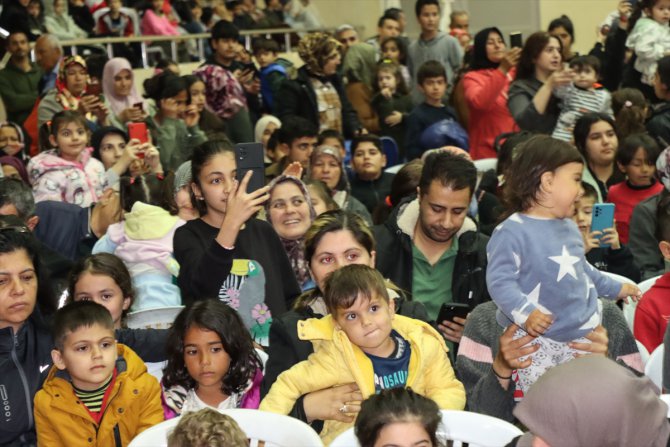 Kral Şakir, deprem bölgesindeki çocukların yüzünü güldürüyor