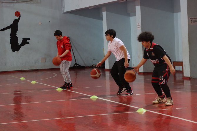 Osmaniye'de afeti yaşayan antrenörler, depremzede çocukları basketbolla motive ediyor