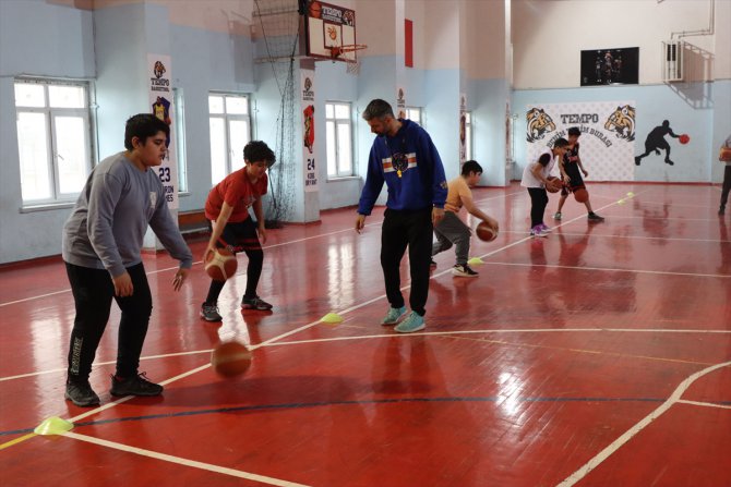 Osmaniye'de afeti yaşayan antrenörler, depremzede çocukları basketbolla motive ediyor