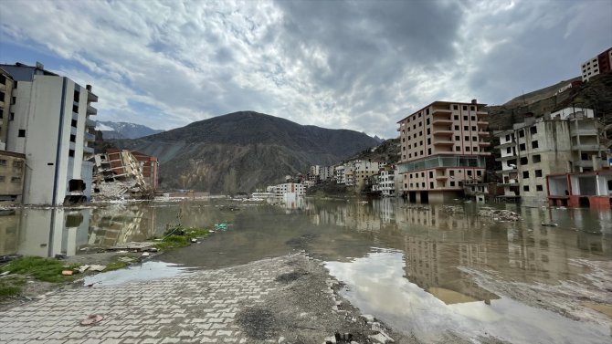 Yusufeli'nin eski ilçe merkezi baraj suları altında kalmaya başladı