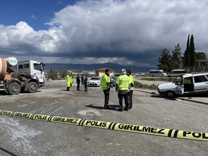 Denizli'de otomobil ile kamyonun çarpışması sonucu 1 kişi öldü, 1 kişi yaralandı