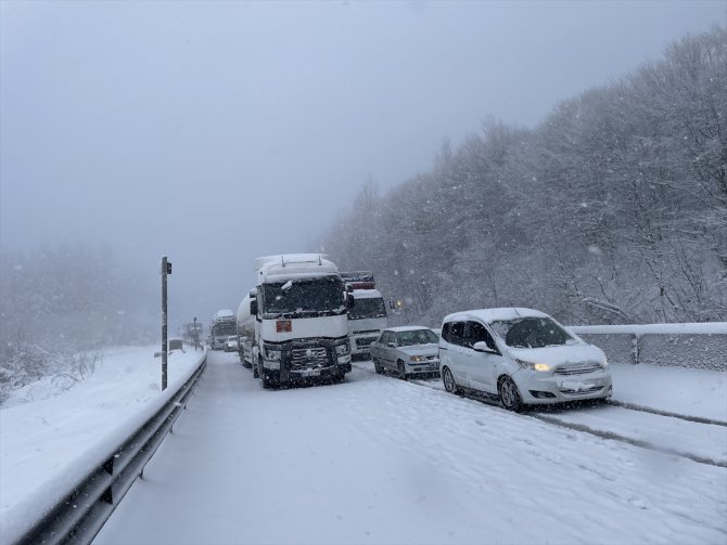 Bolu Dağı'nda kar yağışı etkisini artırdı