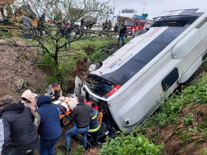 Kocaeli'de devrilen servis midibüsündeki 8 kişi yaralandı