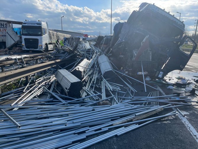 Anadolu Otoyolu'ndaki zincirleme trafik kazasında 5 kişi yaralandı