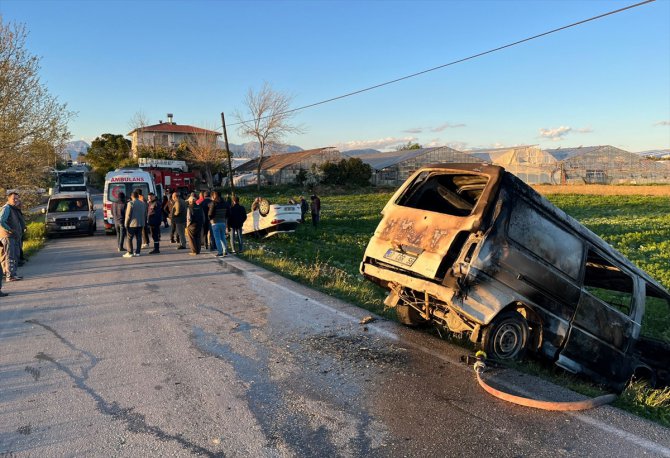 Antalya'da otomobil ile minibüsün çarpıştığı kazada 2 kişi yaralandı