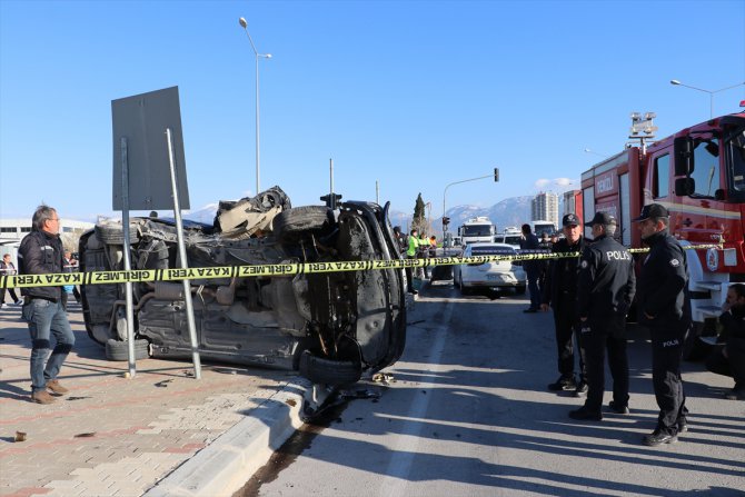 Denizli'de iki otomobilin çarpıştığı kazada 1 kişi öldü, 2 kişi yaralandı