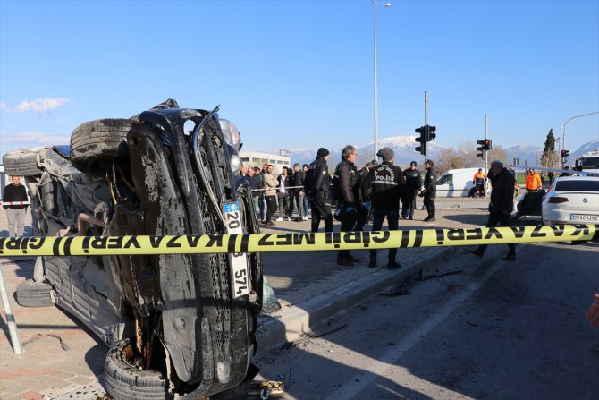 Denizli'de iki otomobilin çarpıştığı kazada 1 kişi öldü, 2 kişi yaralandı