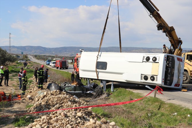 GÜNCELLEME - Denizli'de tur midibüsü ile otomobil çarpıştı, 2 kişi öldü, 23 kişi yaralandı