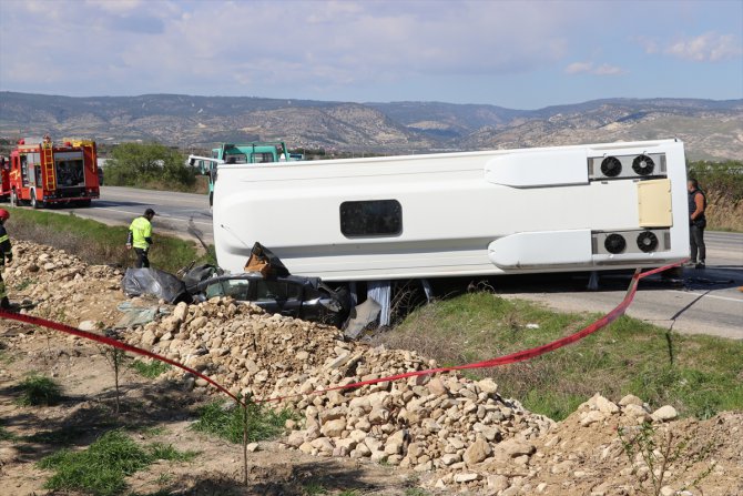 GÜNCELLEME - Denizli'de tur midibüsü ile otomobil çarpıştı, 2 kişi öldü, 23 kişi yaralandı