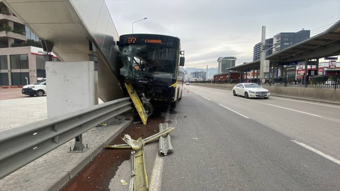 Bursa'da bariyere çarpan halk otobüsündeki 5 kişi yaralandı