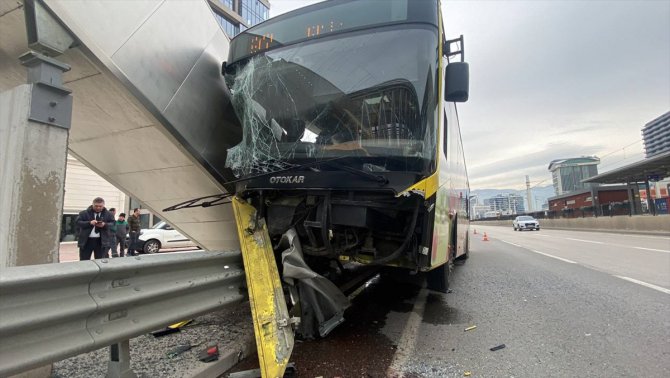 Bursa'da bariyere çarpan halk otobüsündeki 5 kişi yaralandı