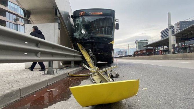 Bursa'da bariyere çarpan halk otobüsündeki 5 kişi yaralandı