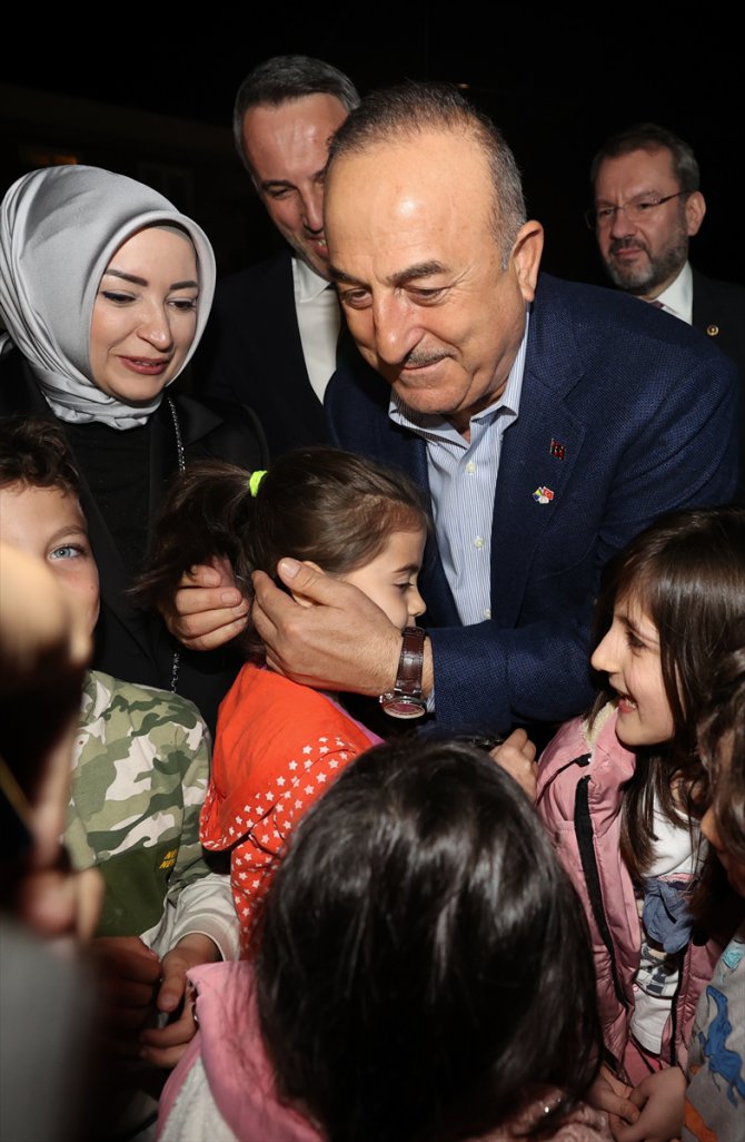 Dışişleri Bakanı Çavuşoğlu, Sakarya'da depremzedelerle buluştu, gençlerle sahur yaptı