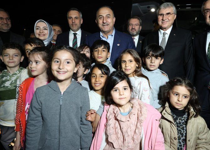 Dışişleri Bakanı Çavuşoğlu, Sakarya'da depremzedelerle buluştu, gençlerle sahur yaptı