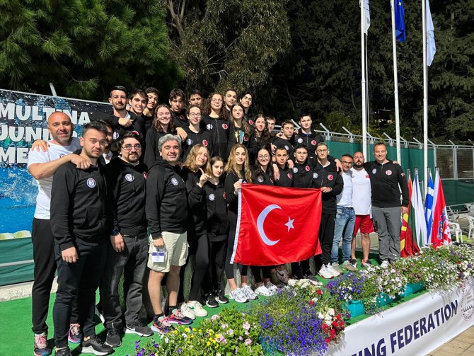 Milli yüzücüler Sırbistan ve Kıbrıs Rum Kesimi'ndeki şampiyonalarda 38 madalya aldı